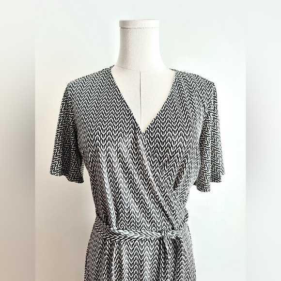 H&M V Neck Short Sleeve Tie Wrap Midi Dress Black and White Patterned Size Small - Picture 5 of 11